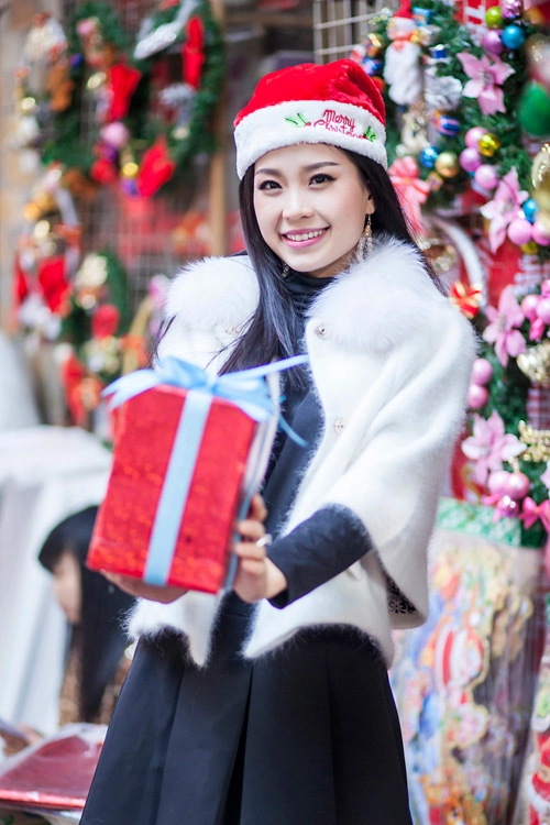 Á hậu diễm trang rạng rỡ đón noel trên phố hà nội