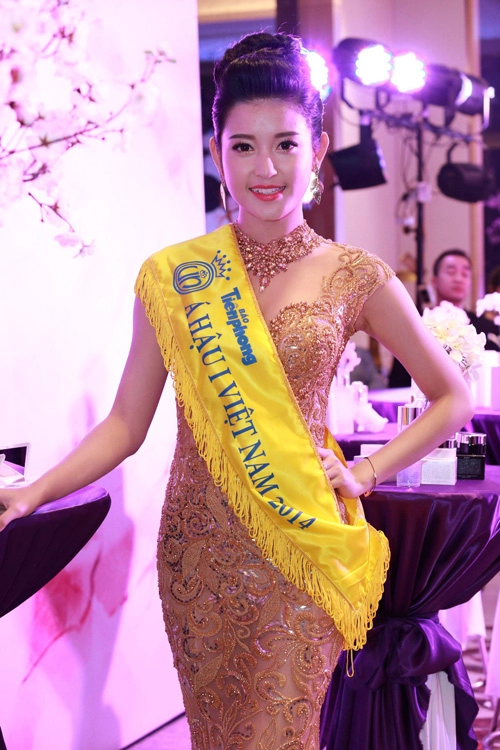 Á hậu huyền my mặc váy xuyên thấu bất chấp giá rét