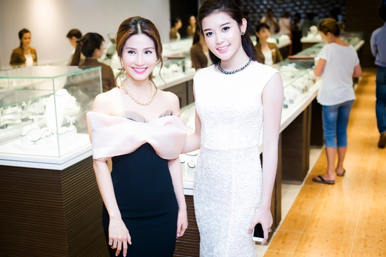 Á hậu huyền my tinh khôi với đầm trắng