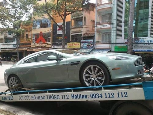 Aston martin rapide màu xanh xuất hiện ở sài gòn