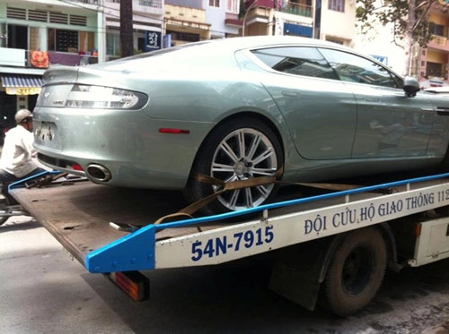 Aston martin rapide màu xanh xuất hiện ở sài gòn