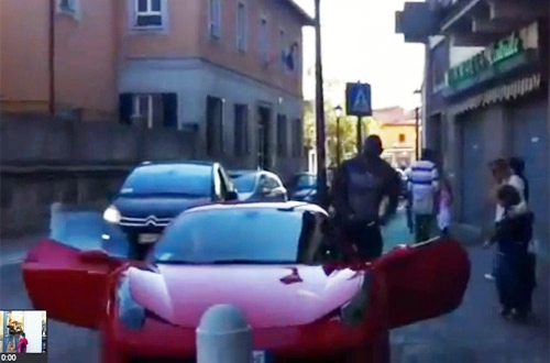 Balotelli cưỡi ferrari 458 italia chơi phố