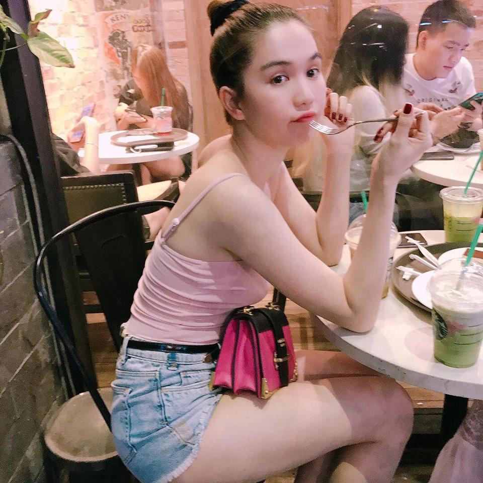 Bí quyết để mặc áo thun kín đáo vẫn sexy như ngọc trinh