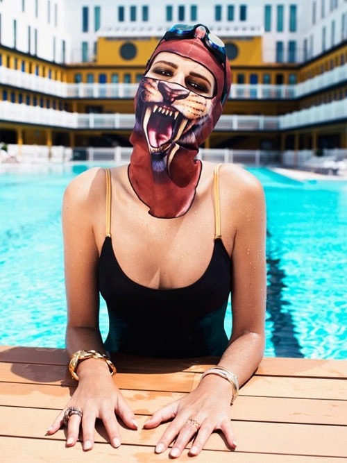 Bikini bịt mặt trở thành mốt thời thượng