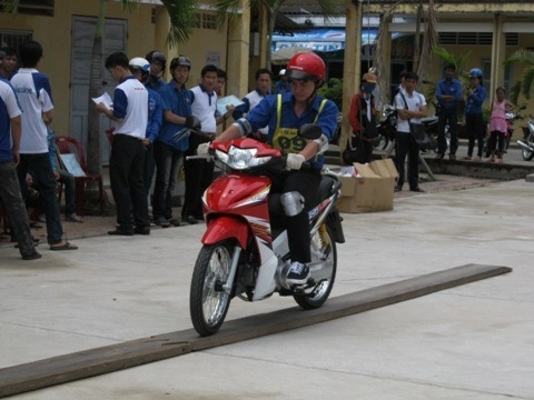  cán bộ đoàn sinh viên học lái xe an toàn giao thông 