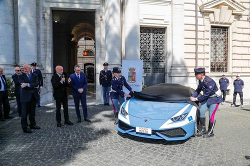 Cảnh sát ý dùng lamborghini huracan tuần tra bắt cướp