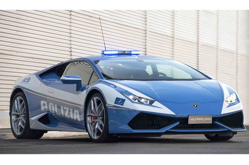 Cảnh sát ý dùng lamborghini huracan tuần tra bắt cướp