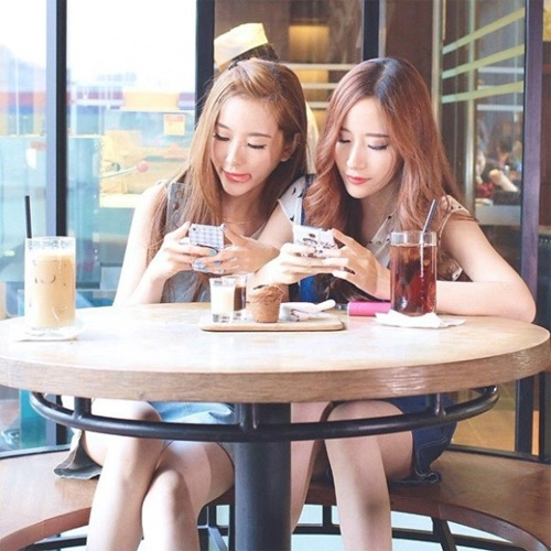 Cặp chị em song sinh gây sốt vì xinh đẹp sành điệu