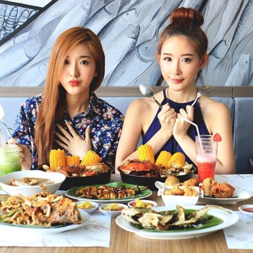 Cặp chị em song sinh gây sốt vì xinh đẹp sành điệu