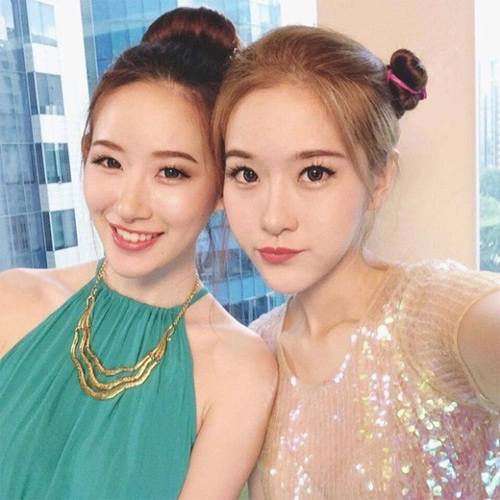 Cặp chị em song sinh gây sốt vì xinh đẹp sành điệu