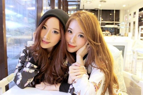 Cặp chị em song sinh gây sốt vì xinh đẹp sành điệu