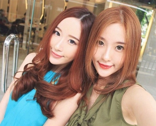 Cặp chị em song sinh gây sốt vì xinh đẹp sành điệu