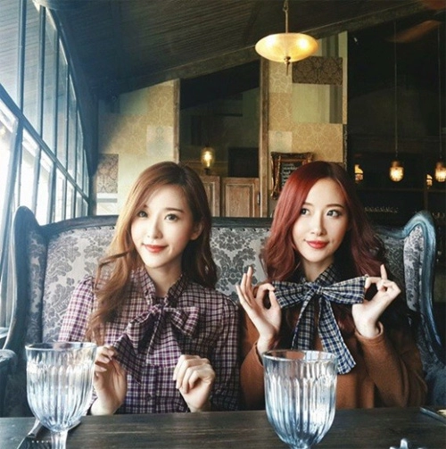Cặp chị em song sinh gây sốt vì xinh đẹp sành điệu