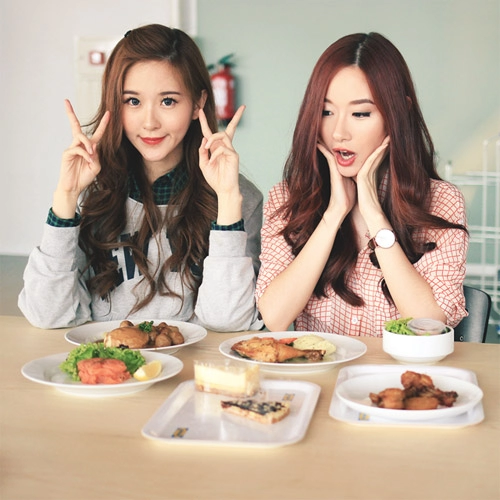 Cặp chị em song sinh gây sốt vì xinh đẹp sành điệu