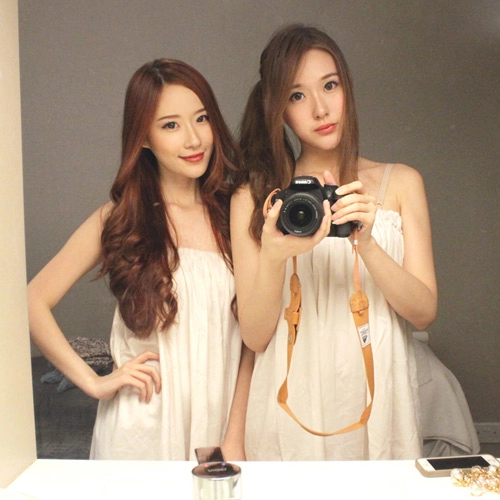 Cặp chị em song sinh gây sốt vì xinh đẹp sành điệu
