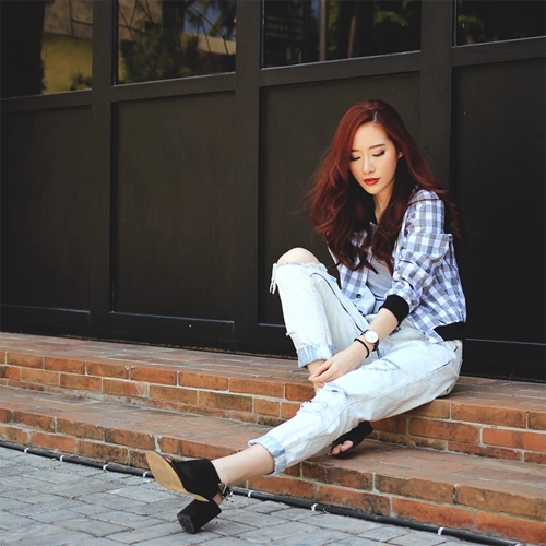Cặp chị em song sinh gây sốt vì xinh đẹp sành điệu