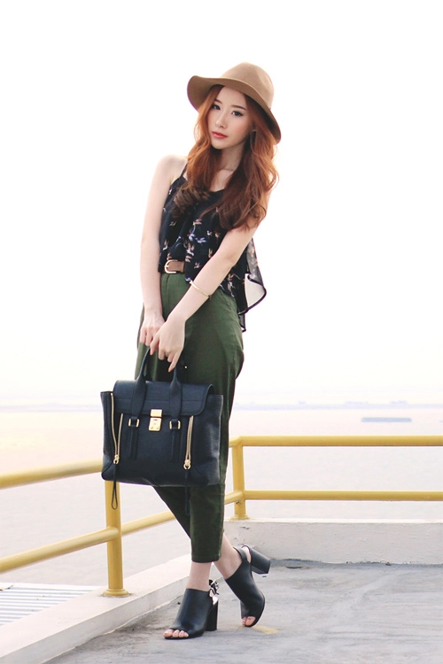 Cặp chị em song sinh gây sốt vì xinh đẹp sành điệu