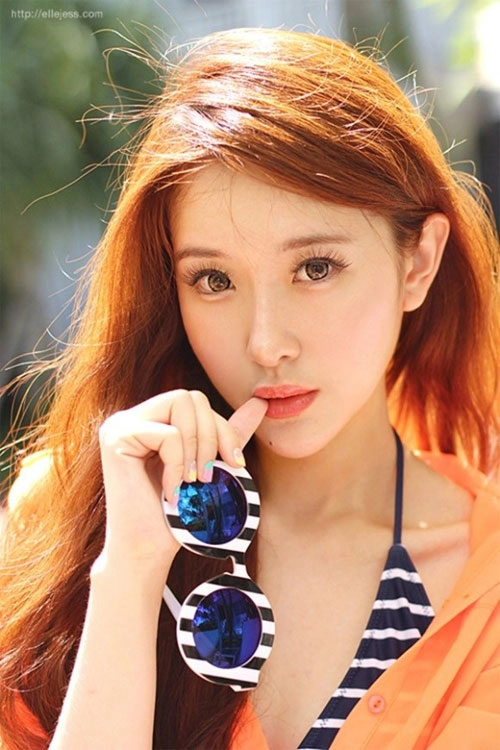 Cặp chị em song sinh gây sốt vì xinh đẹp sành điệu