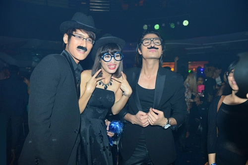 Chà mi mâu thanh thủy ngộ nghĩnh khoe râu