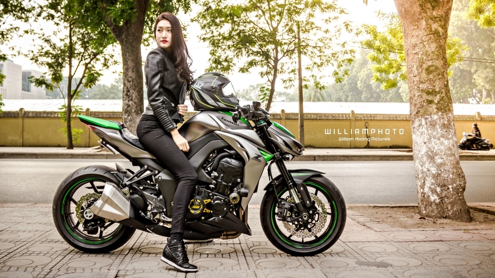 Chân dài hà thành khoe dáng đầy cá tính bên cạnh kawasaki z1000