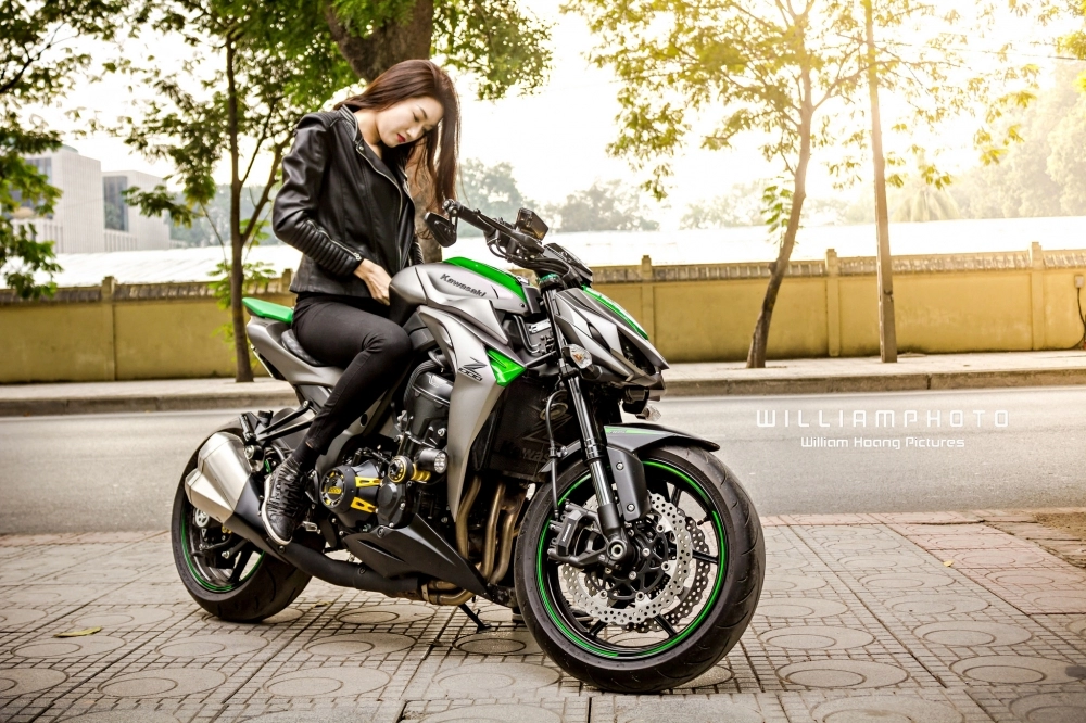 Chân dài hà thành khoe dáng đầy cá tính bên cạnh kawasaki z1000