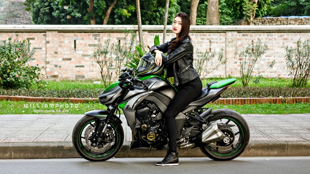 Chân dài hà thành khoe dáng đầy cá tính bên cạnh kawasaki z1000