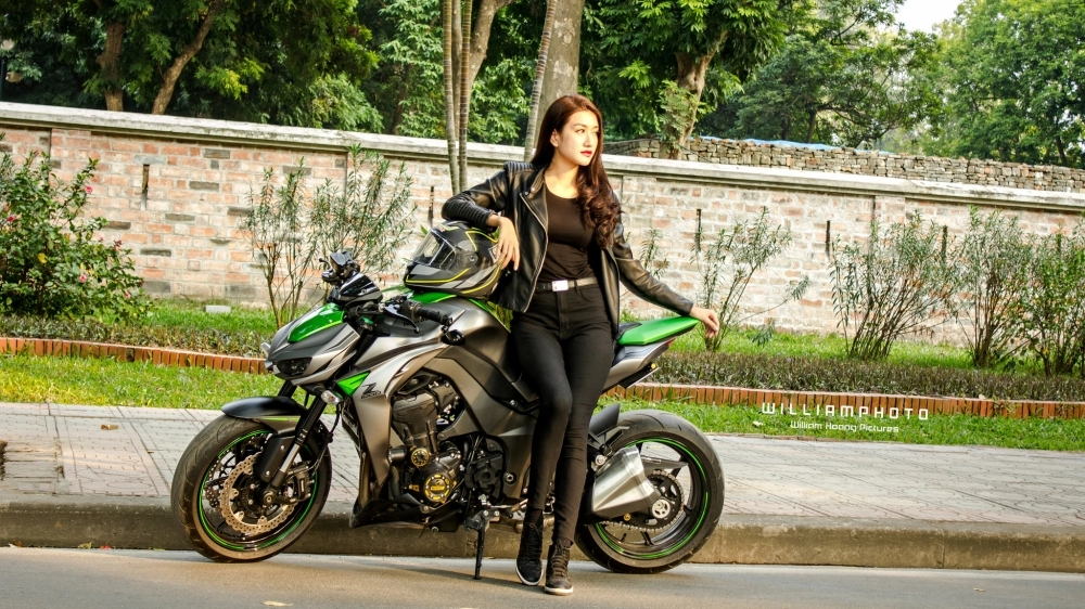 Chân dài hà thành khoe dáng đầy cá tính bên cạnh kawasaki z1000