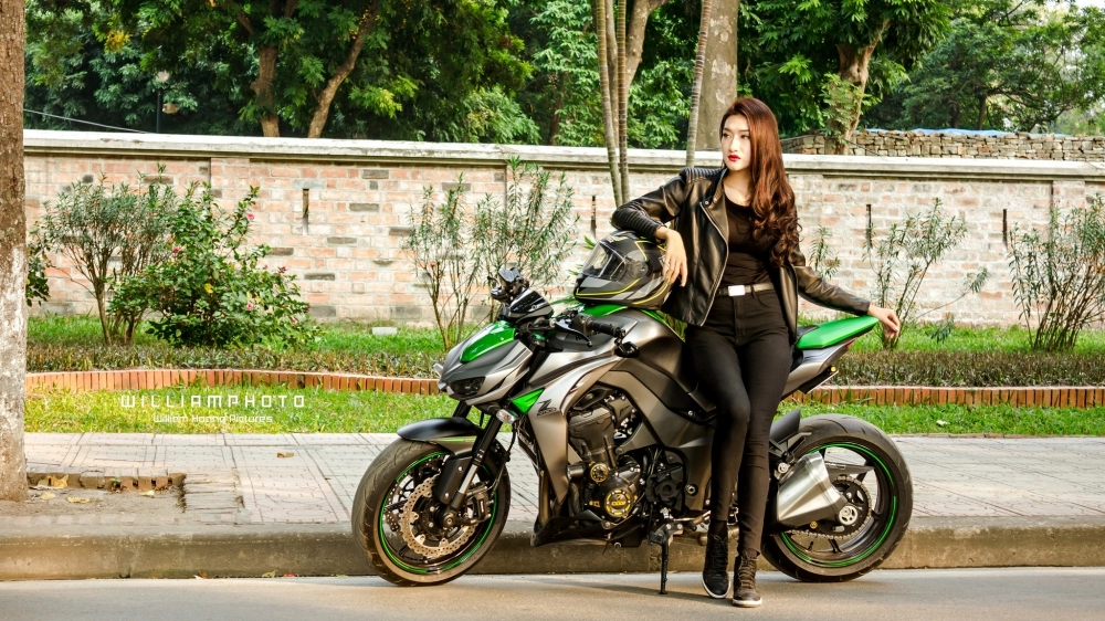 Chân dài hà thành khoe dáng đầy cá tính bên cạnh kawasaki z1000