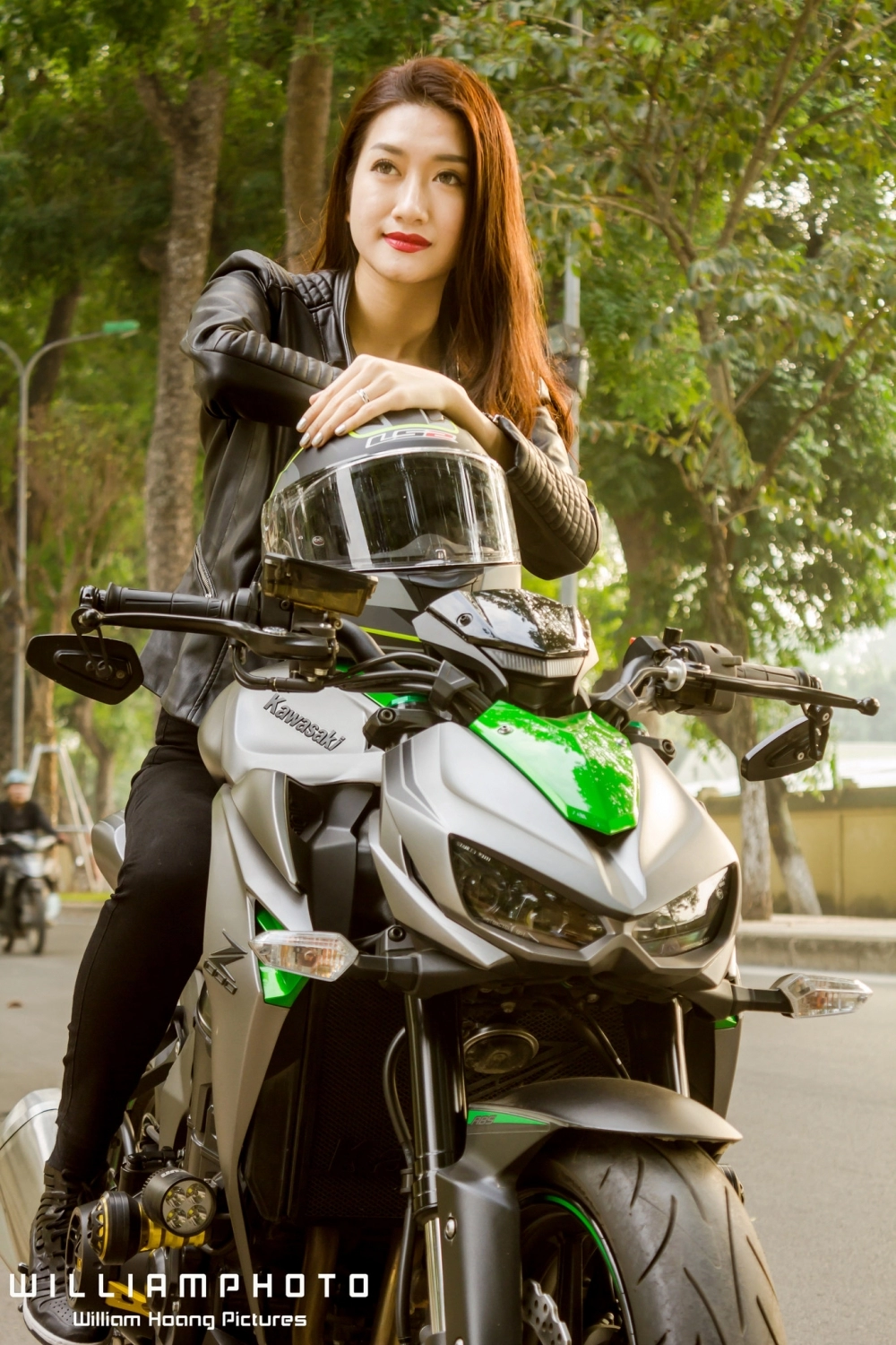 Chân dài hà thành khoe dáng đầy cá tính bên cạnh kawasaki z1000