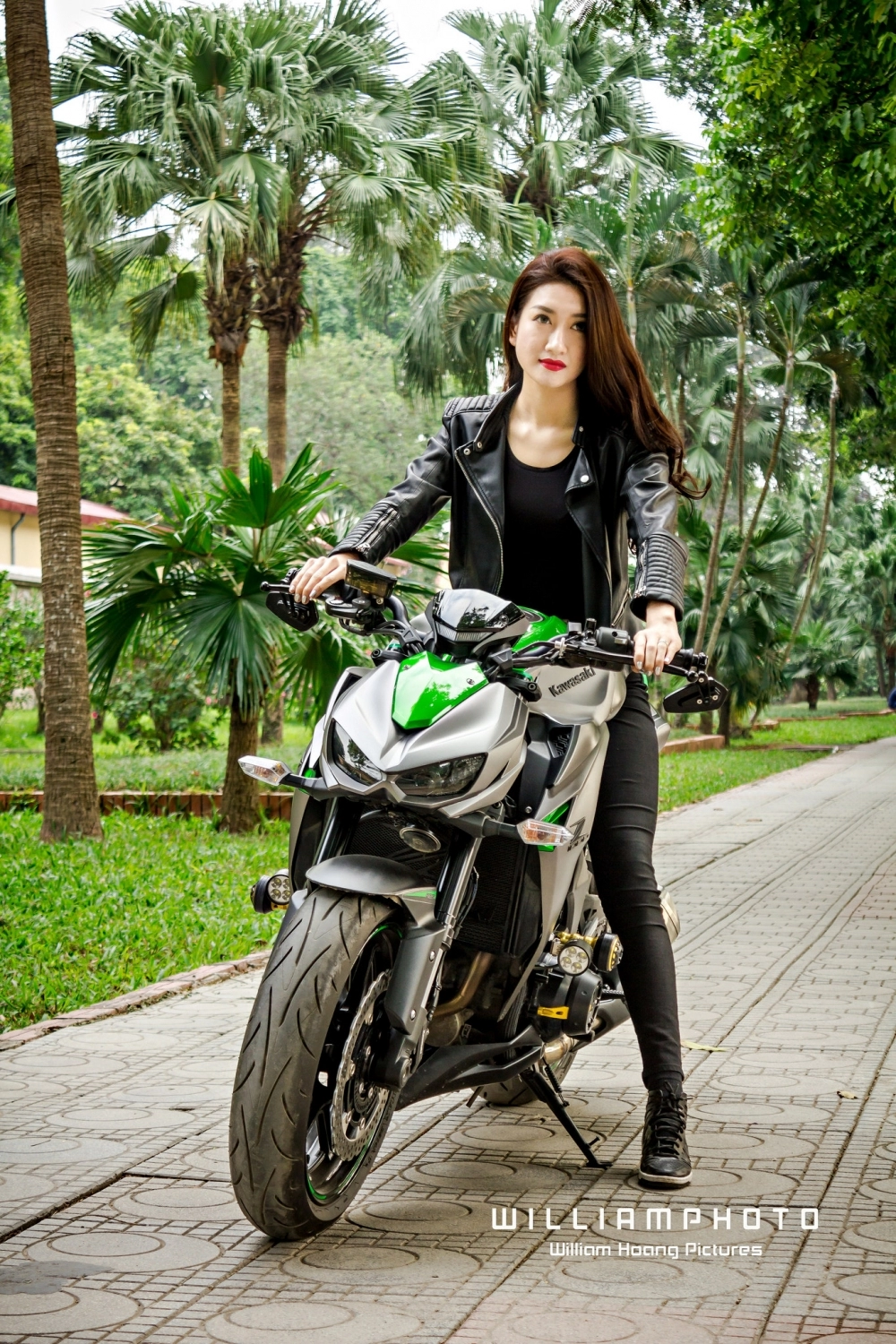 Chân dài hà thành khoe dáng đầy cá tính bên cạnh kawasaki z1000