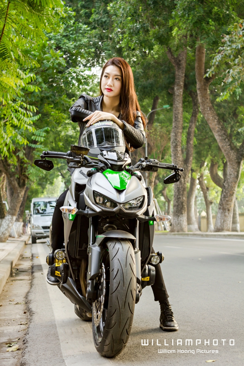 Chân dài hà thành khoe dáng đầy cá tính bên cạnh kawasaki z1000