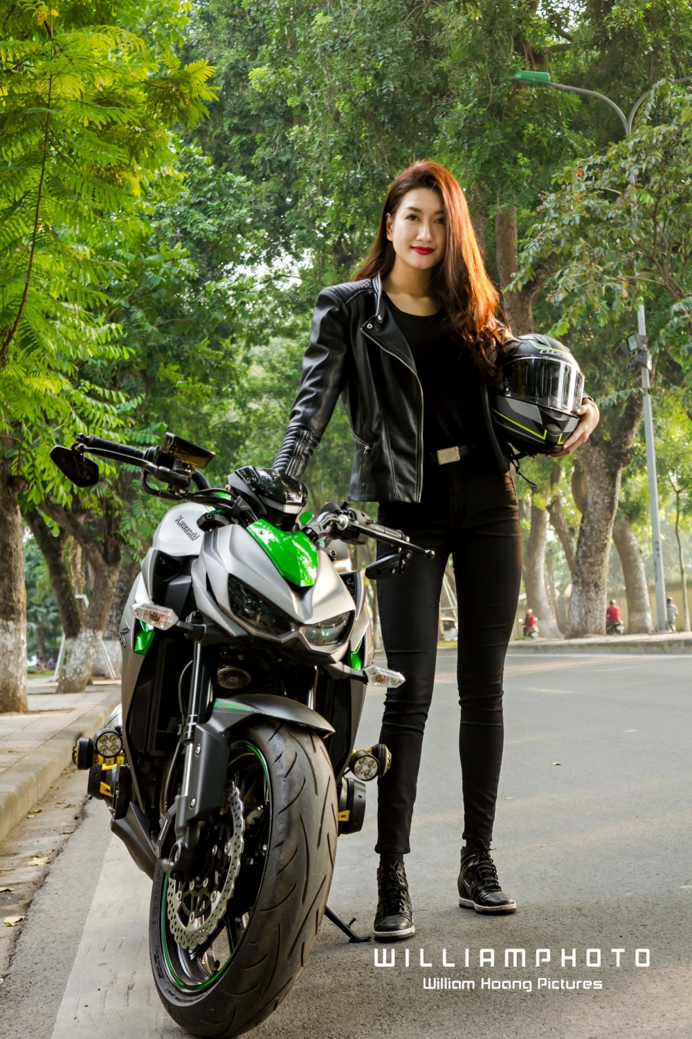 Chân dài hà thành khoe dáng đầy cá tính bên cạnh kawasaki z1000