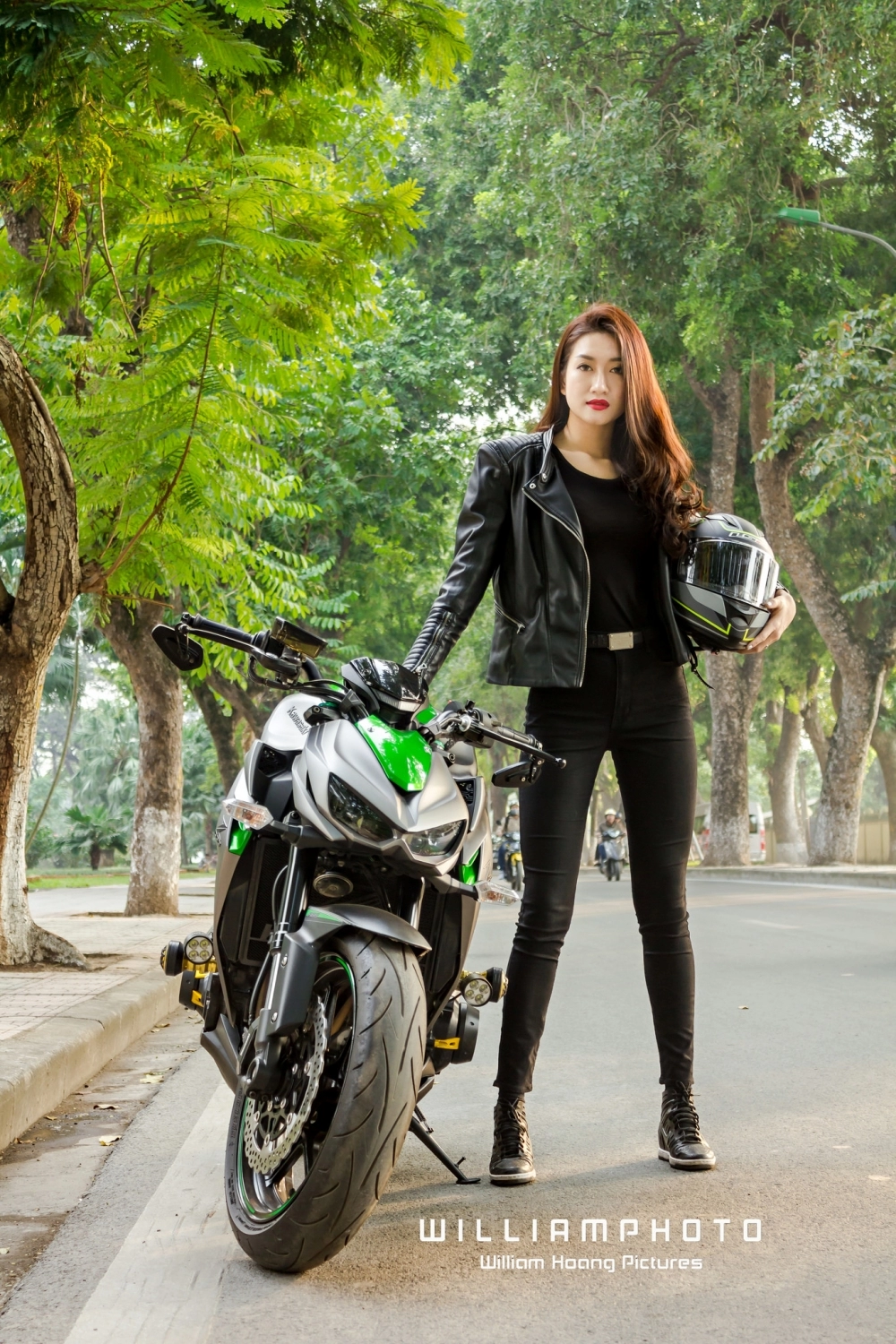 Chân dài hà thành khoe dáng đầy cá tính bên cạnh kawasaki z1000