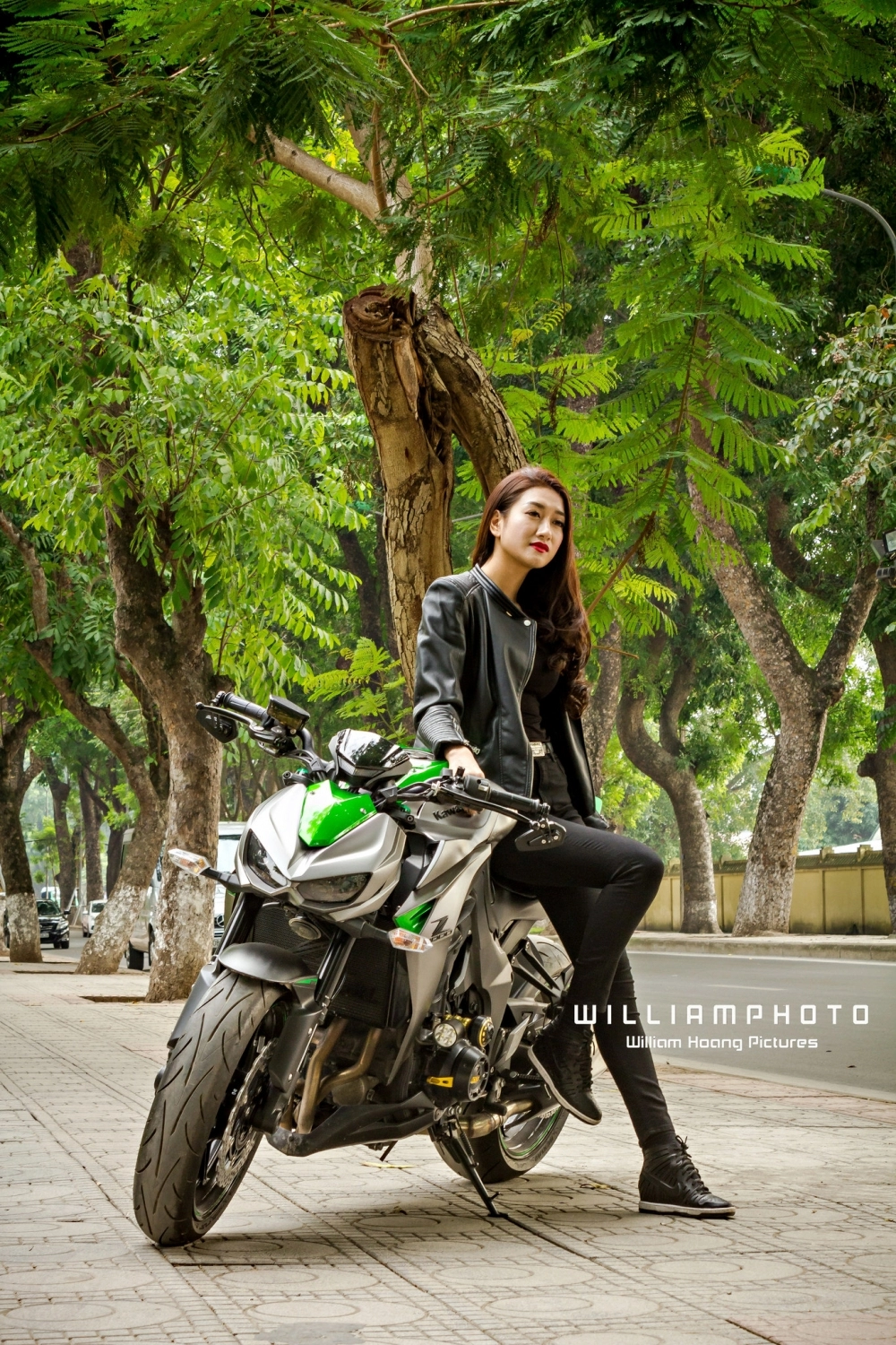 Chân dài hà thành khoe dáng đầy cá tính bên cạnh kawasaki z1000