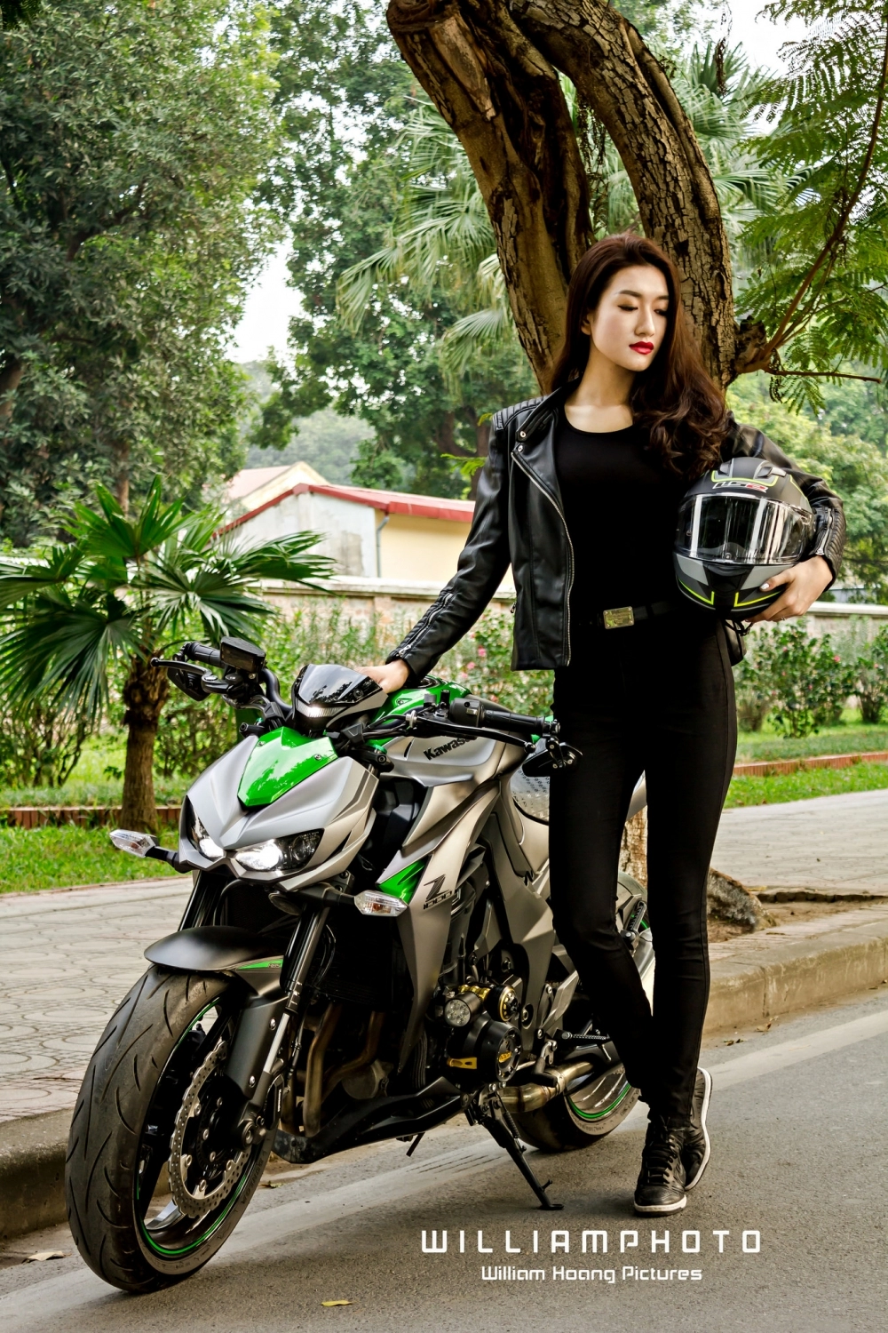 Chân dài hà thành khoe dáng đầy cá tính bên cạnh kawasaki z1000