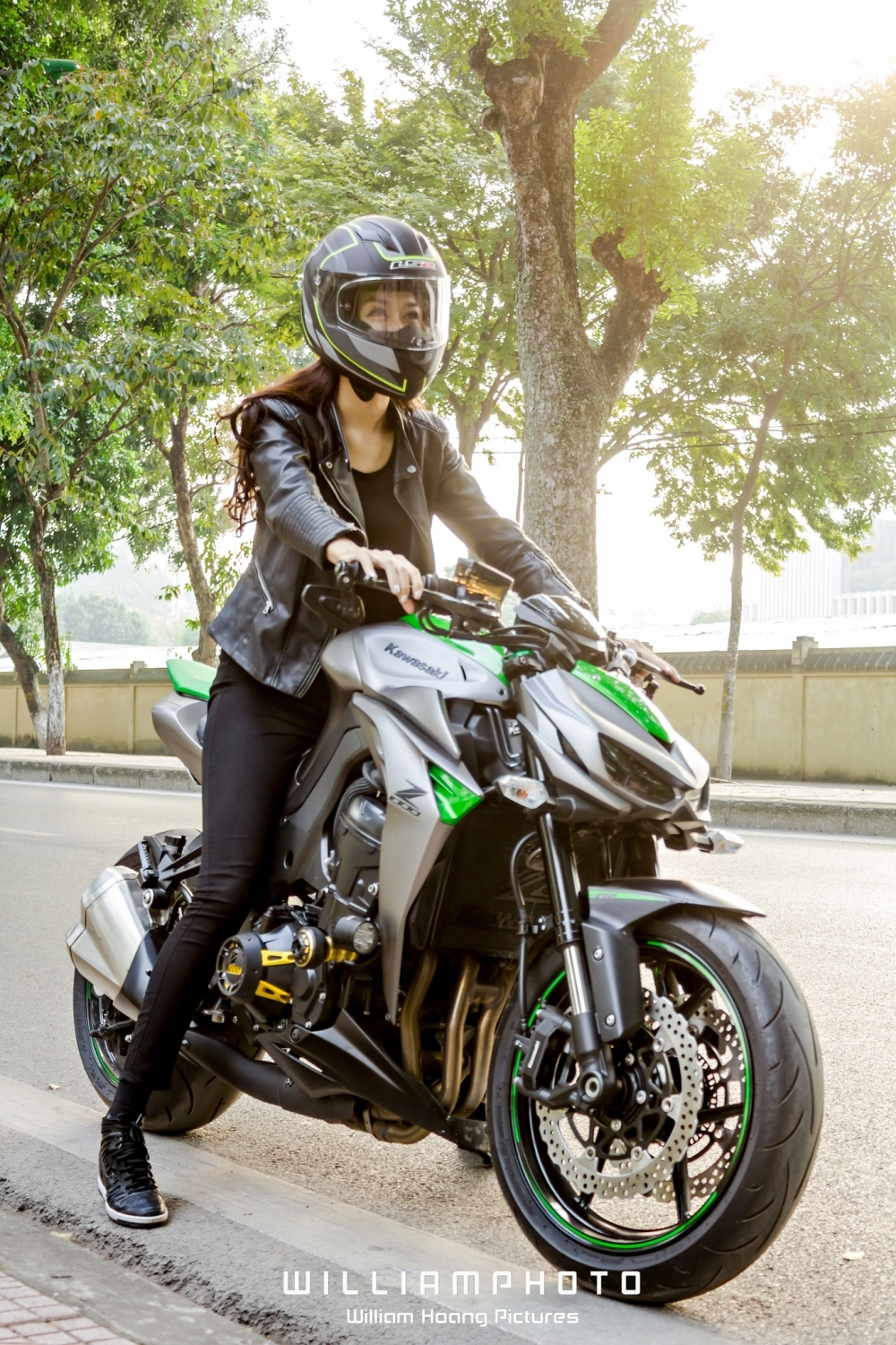 Chân dài hà thành khoe dáng đầy cá tính bên cạnh kawasaki z1000