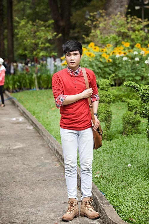Chàng sinh viên 20 tuổi yêu màu chóe