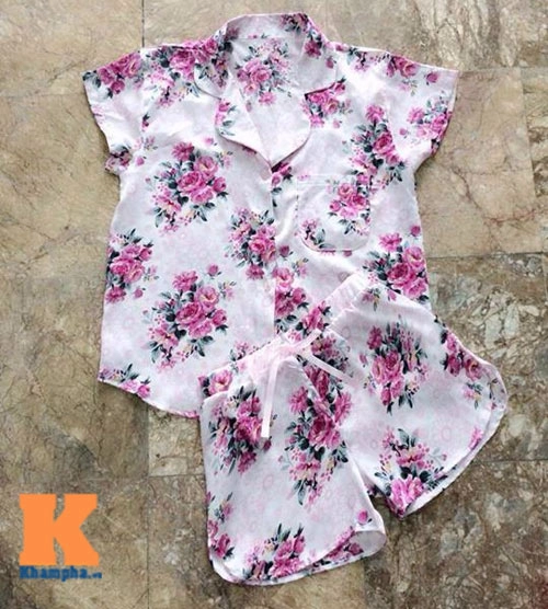 Chị em thỏa sức sexy với đồ mặc nhà