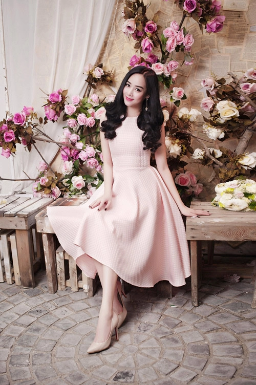 Chọn váy điệu đà cho quý cô sài thành chơi xuân