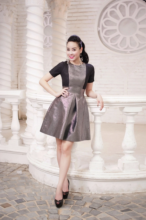Chọn váy điệu đà cho quý cô sài thành chơi xuân