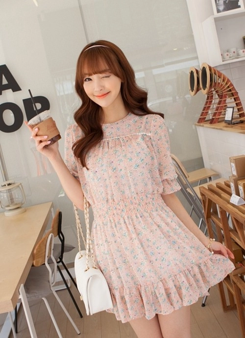 Chọn váy hoa chào nắng tháng tư