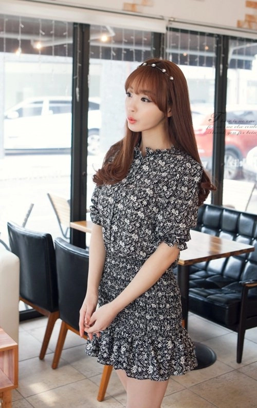 Chọn váy hoa chào nắng tháng tư