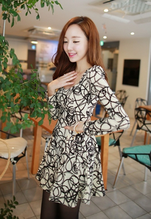 Chọn váy họa tiết bừng sáng ngày đông