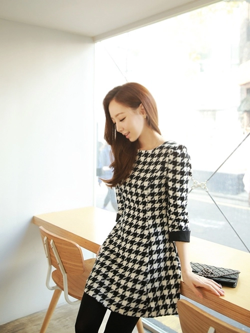 Chọn váy họa tiết bừng sáng ngày đông