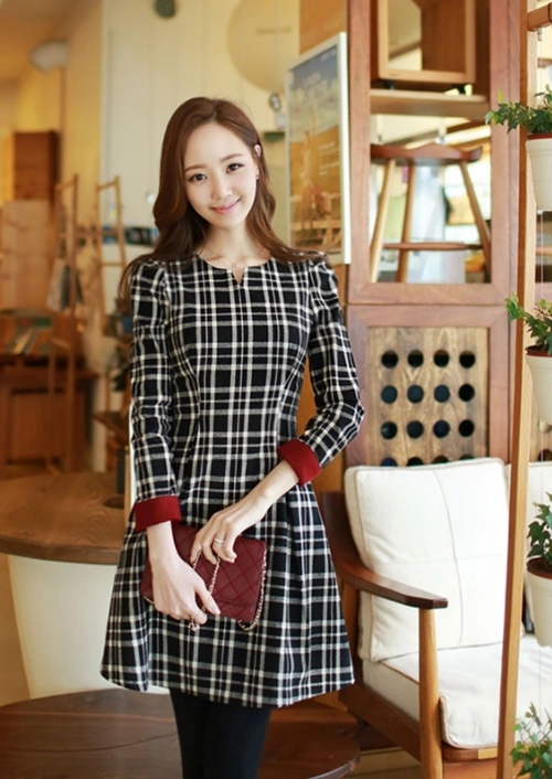 Chọn váy họa tiết bừng sáng ngày đông