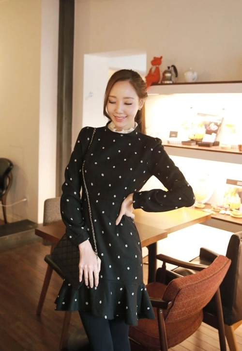 Chọn váy họa tiết bừng sáng ngày đông
