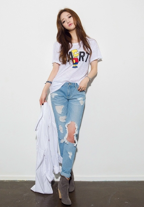 Cô gái mùa hè cần một chiếc jeans rách