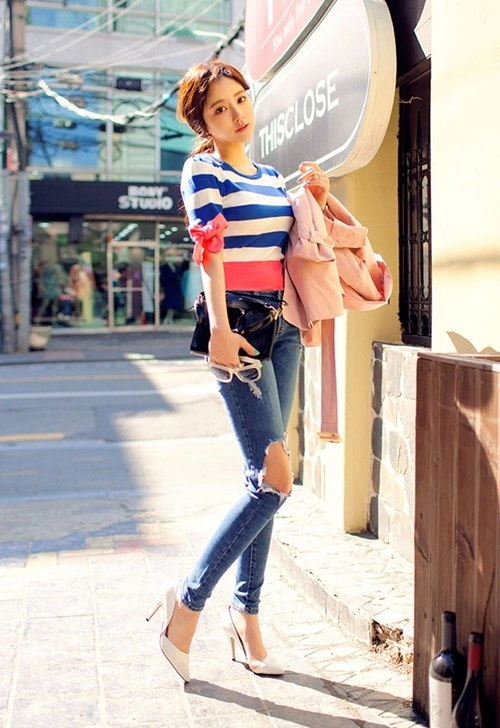 Cô gái mùa hè cần một chiếc jeans rách