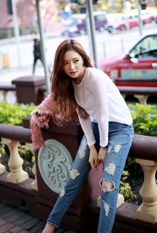 Cô gái mùa hè cần một chiếc jeans rách