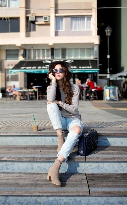 Cô gái mùa hè cần một chiếc jeans rách